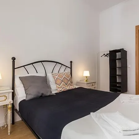 בית נופש Charming House With Terrace Near The Center *