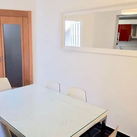 בית נופש Charming House With Terrace Near The Center *
