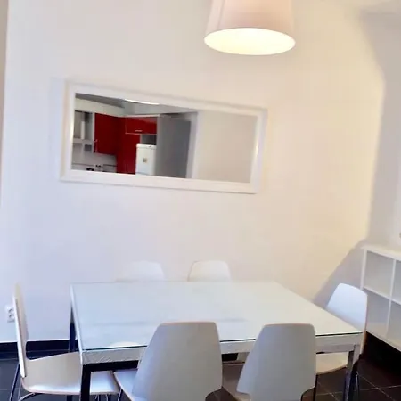 Charming House With Terrace Near The Center בית נופש