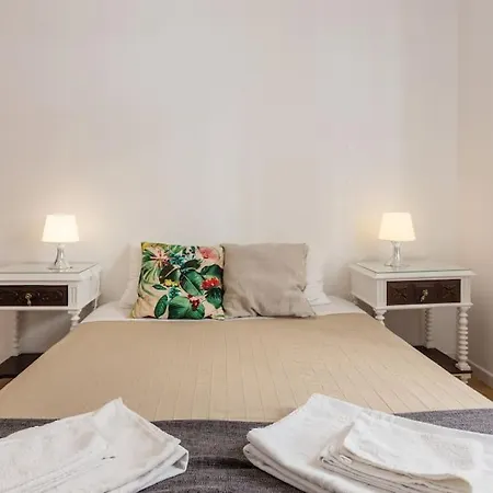בית נופש Charming House With Terrace Near The Center *