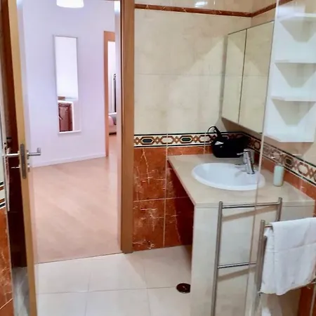 Charming House With Terrace Near The Center בית נופש פארו