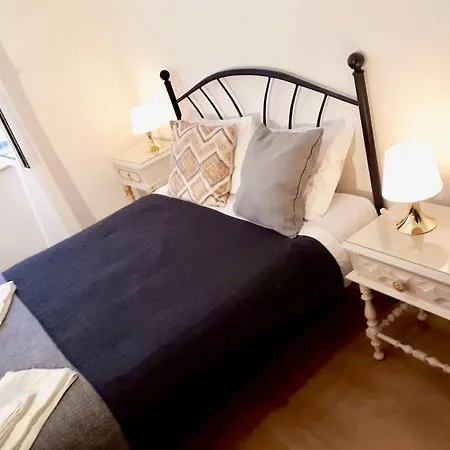 Charming House With Terrace Near The Center בית נופש