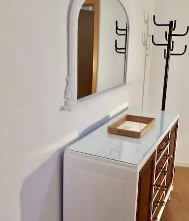 בית נופש Charming House With Terrace Near The Center *