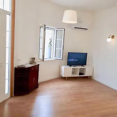 בית נופש Charming House With Terrace Near The Center