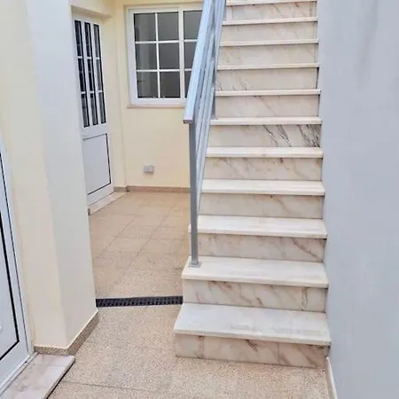 בית נופש Charming House With Terrace Near The Center *