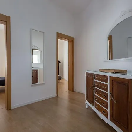 בית נופש Charming House With Terrace Near The Center *