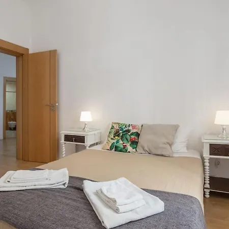 Dom wakacyjny Charming House With Terrace Near The Center *