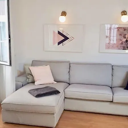 Dom wakacyjny Charming House With Terrace Near The Center *