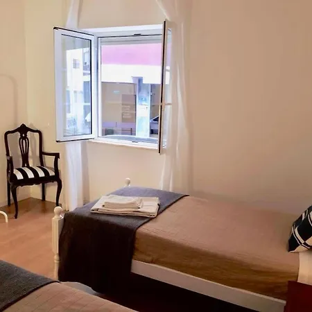 Charming House With Terrace Near The Center بيت للعطل