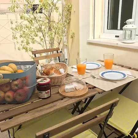 Dom wakacyjny Charming House With Terrace Near The Center